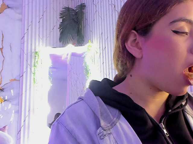 Naomy-tay1's BongaCams show and profile