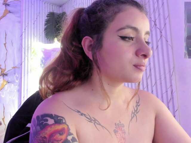 Naomy-tay1 live cam on BongaCams