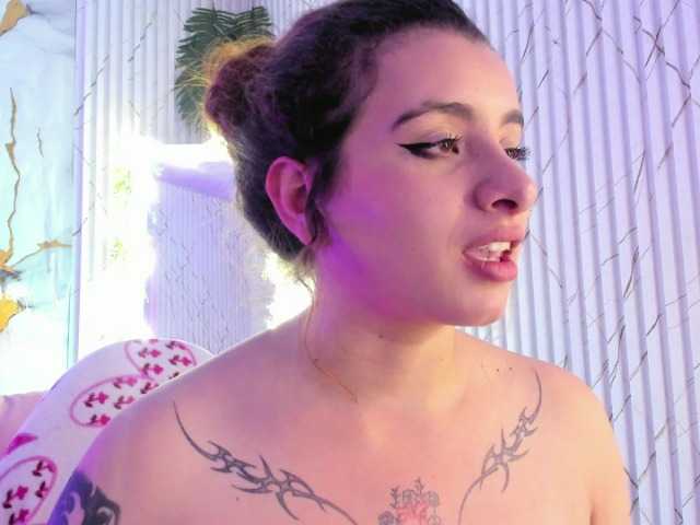 Naomy-tay1 live cam on BongaCams