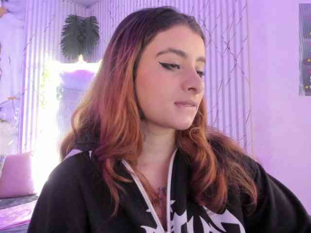 Naomy-tay1's cam show statistics and live stream