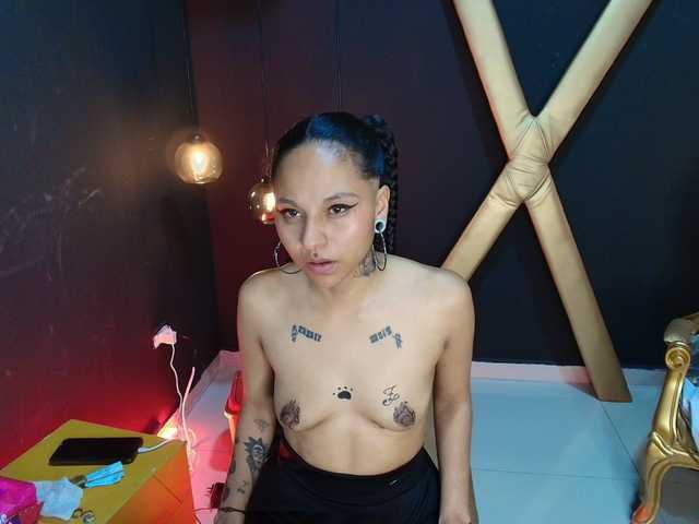 Sweettpleasure live cam on BongaCams