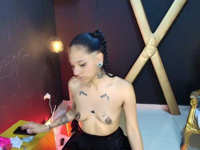 Sweettpleasure live cam on BongaCams