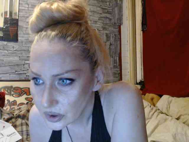 LOLA1ST webcam