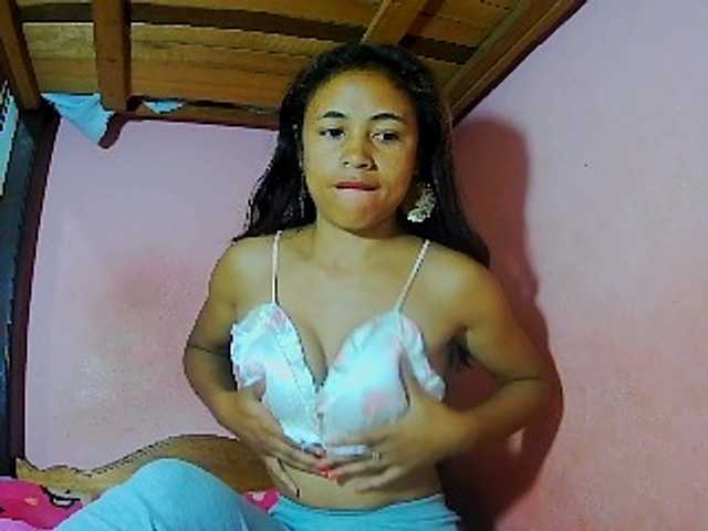 Roxanne03 live cam on BongaCams