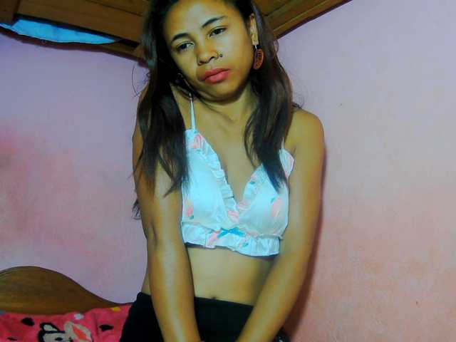 Roxanne03 live cam on BongaCams