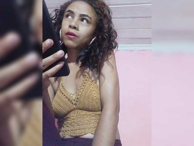 Roxanne03's BongaCams show and profile