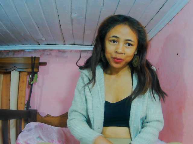 Roxanne03 live cam on BongaCams