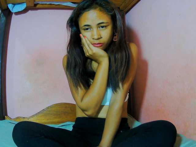 Roxanne03 live cam on BongaCams
