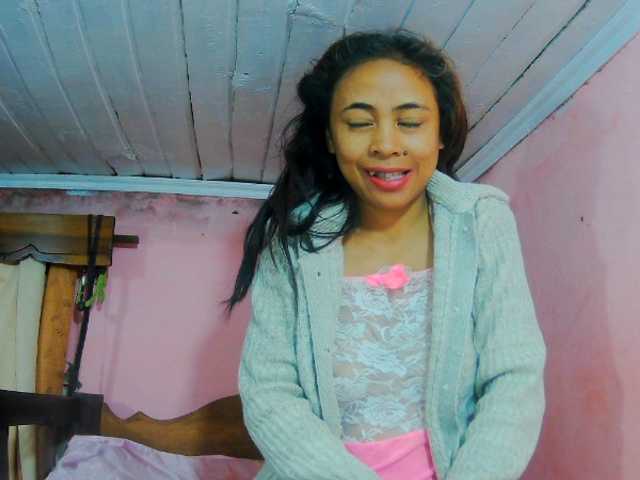 Roxanne03 live cam on BongaCams