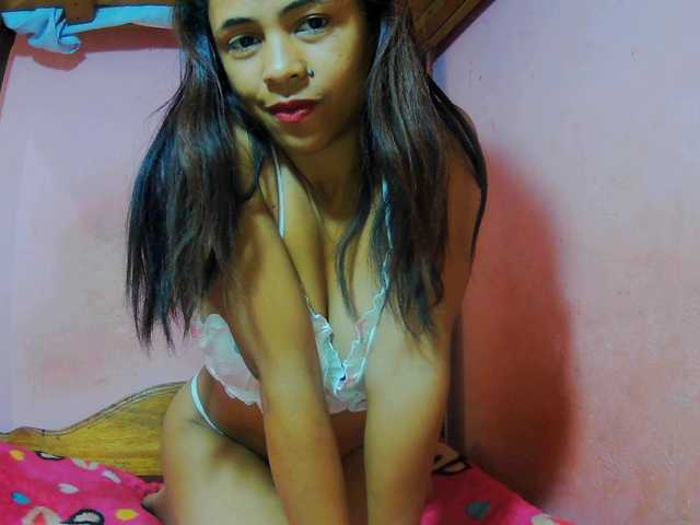 Roxanne03 live cam on BongaCams
