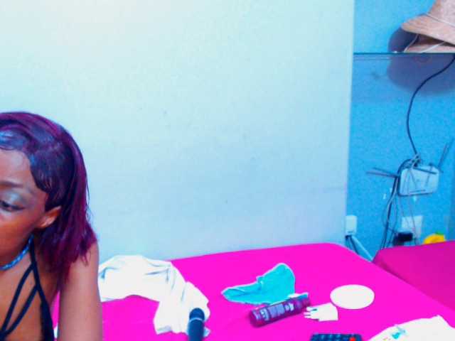 le modèle Teamo_AriesEmpress est en webcam porno dans un show sur le site bongacams, il possède les tags suivants: Ebony,Redhead,Trimmed
