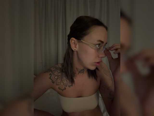 v_-_-_v live cam preview