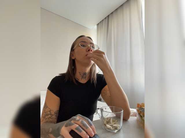 v_-_-_v — live female cam