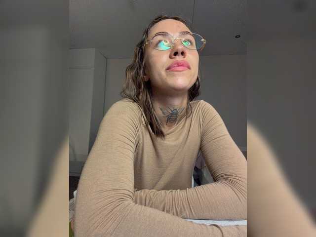 v_-_-_v live cam preview