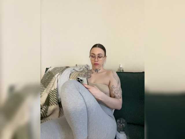 IRAONIC's BongaCams show and profile