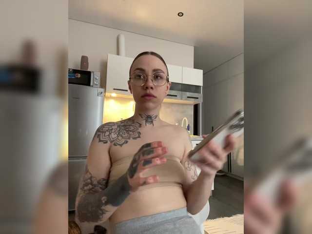 IRAONIC's BongaCams show and profile