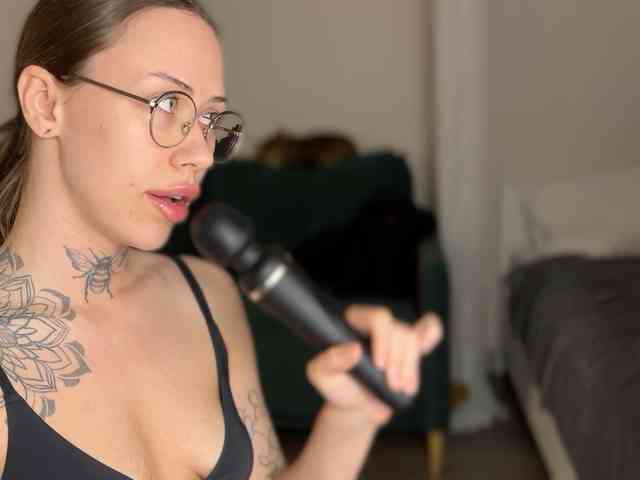 v_-_-_v webcam