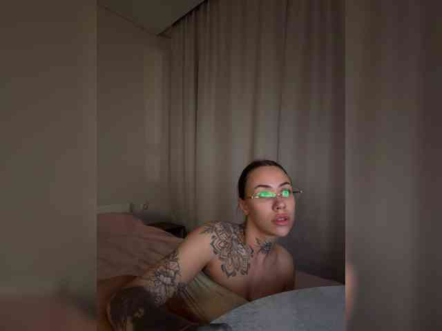 v_-_-_v webcam
