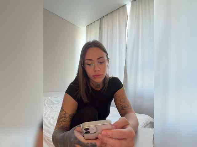 v_-_-_v webcam