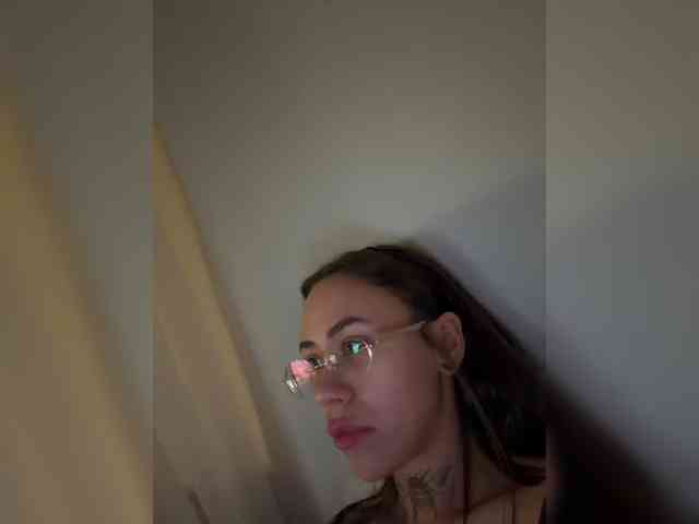 v_-_-_v webcam