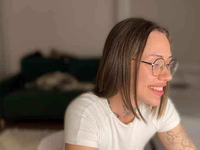 v_-_-_v webcam