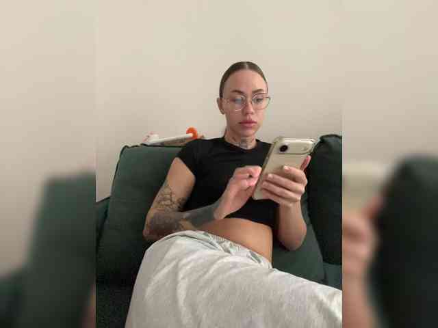 v_-_-_v webcam