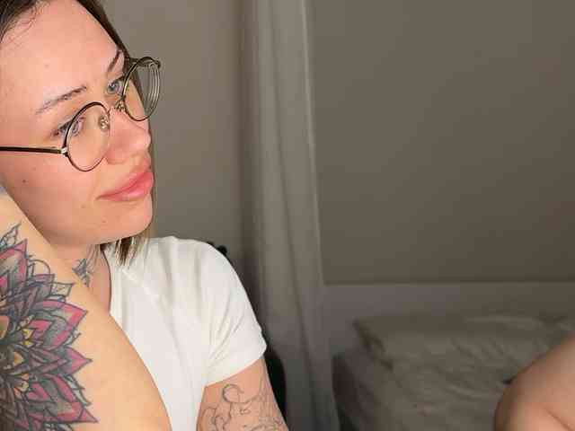 v_-_-_v webcam