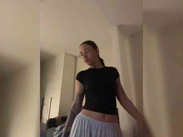 v_-_-_v webcam
