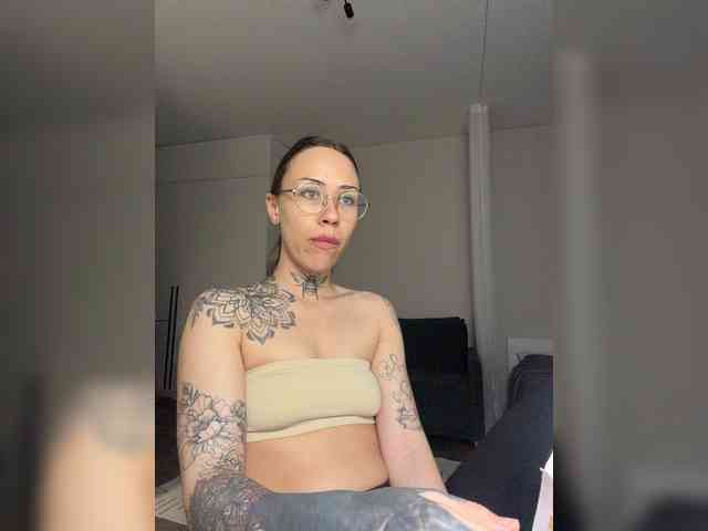 v_-_-_v webcam