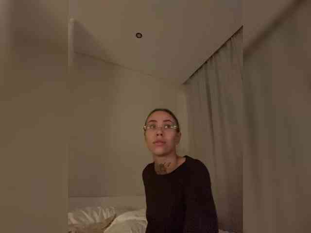 v_-_-_v webcam