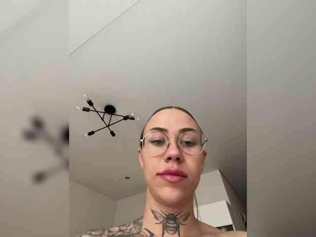 v_-_-_v webcam