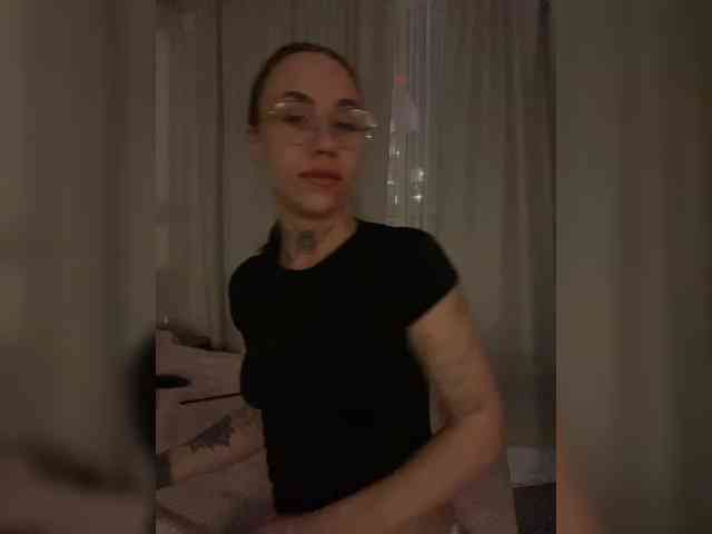 v_-_-_v webcam