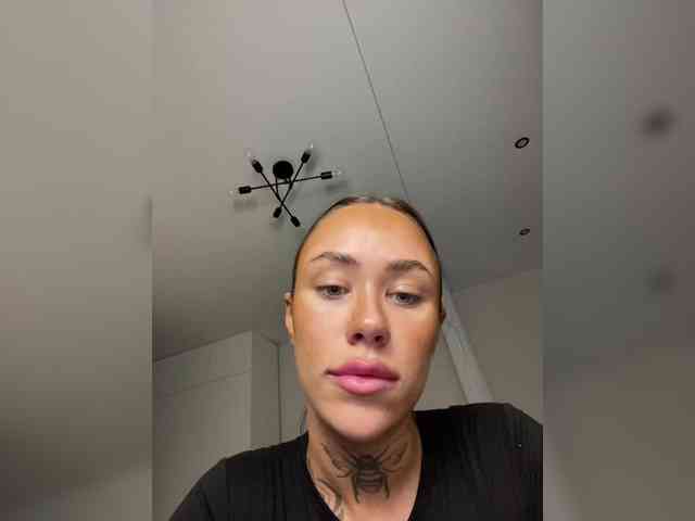 v_-_-_v webcam