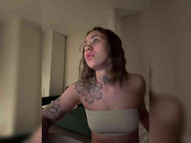 v_-_-_v webcam