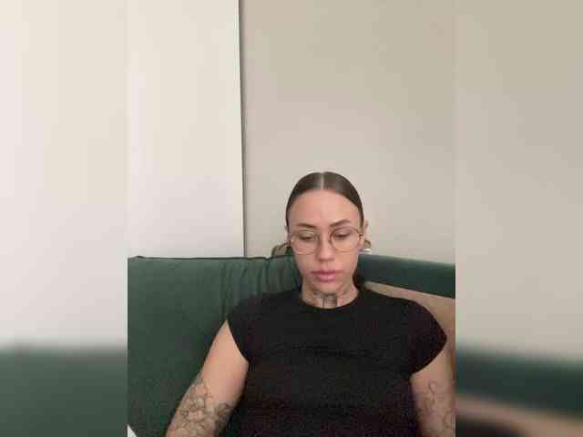 v_-_-_v webcam