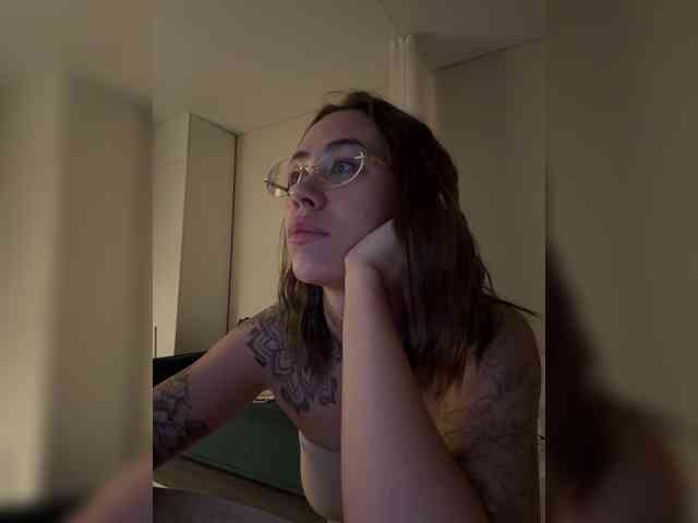 v_-_-_v webcam