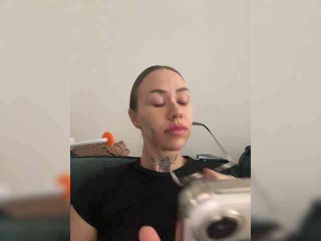 v_-_-_v webcam