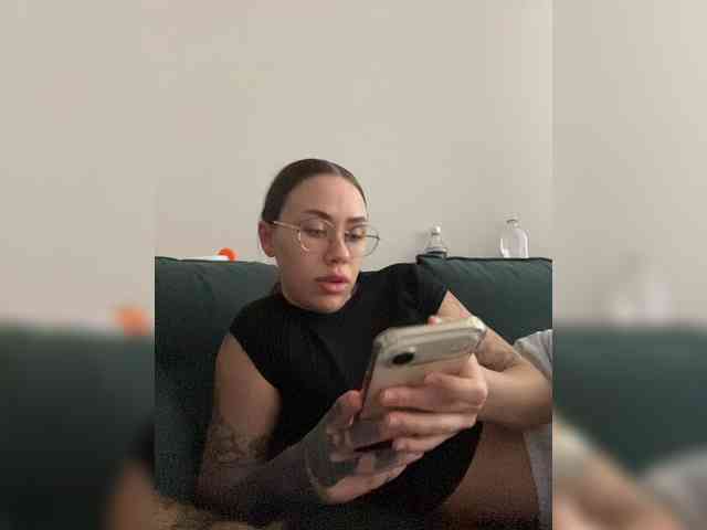 v_-_-_v webcam