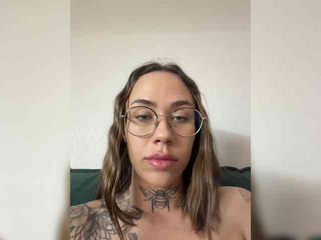 v_-_-_v webcam