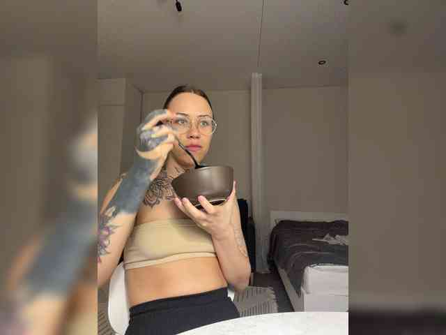 v_-_-_v webcam