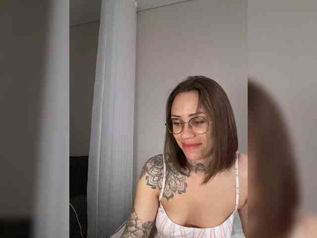v_-_-_v webcam