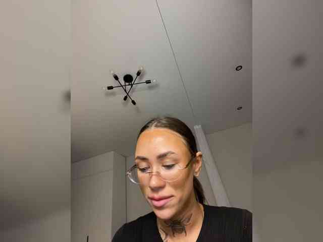 v_-_-_v webcam