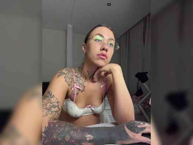 v_-_-_v webcam