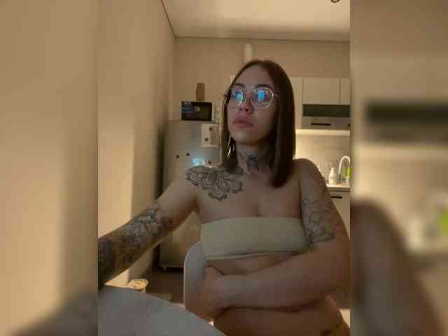 v_-_-_v webcam