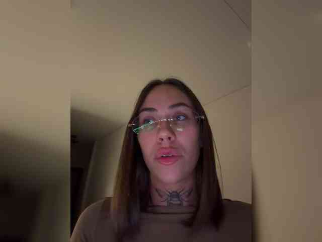 v_-_-_v webcam