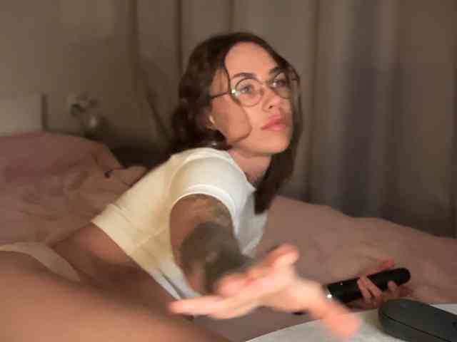 v_-_-_v webcam