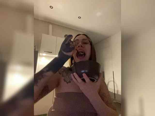 v_-_-_v webcam