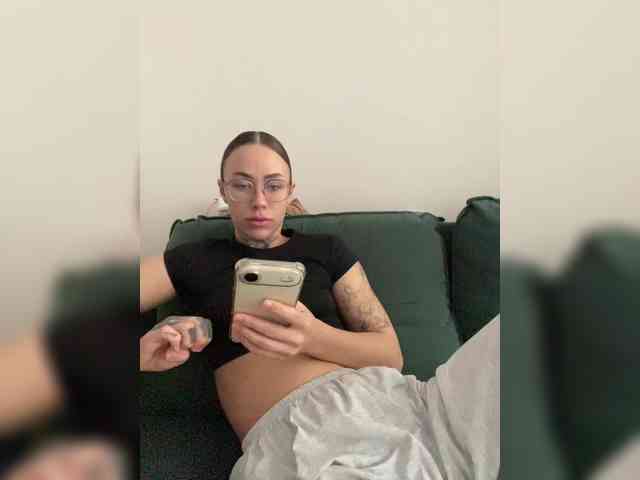 v_-_-_v webcam