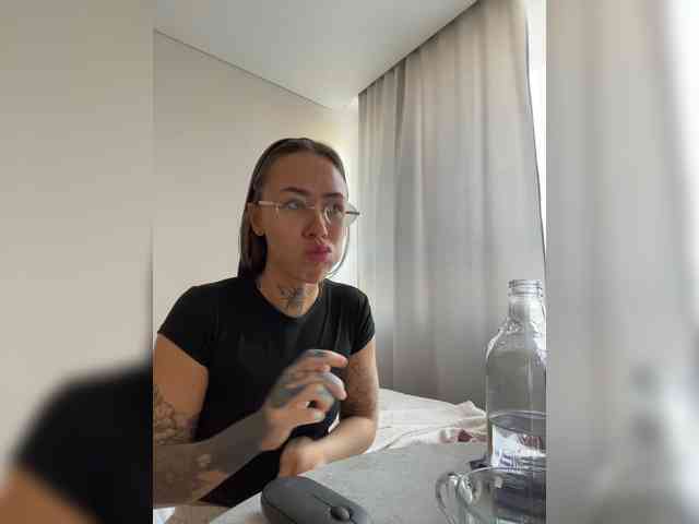 v_-_-_v webcam