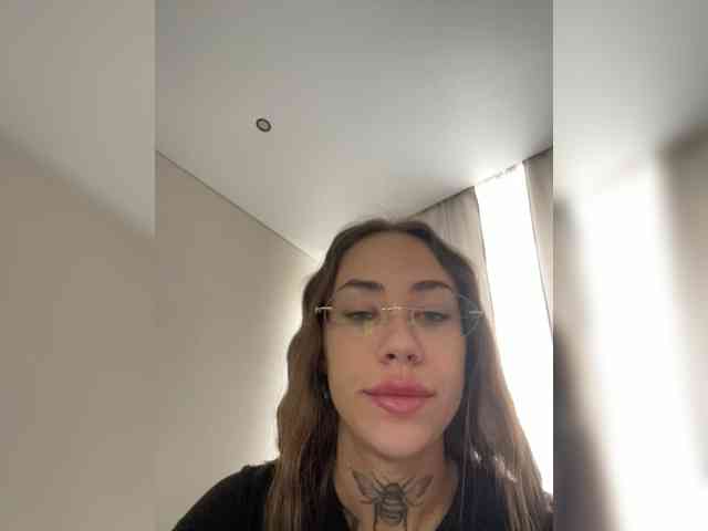 v_-_-_v webcam